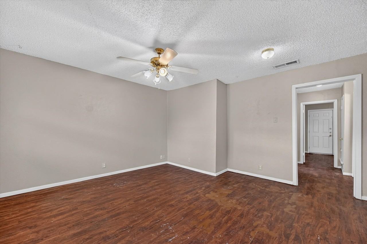 305 Cliff Dr - Photo 2 of 20