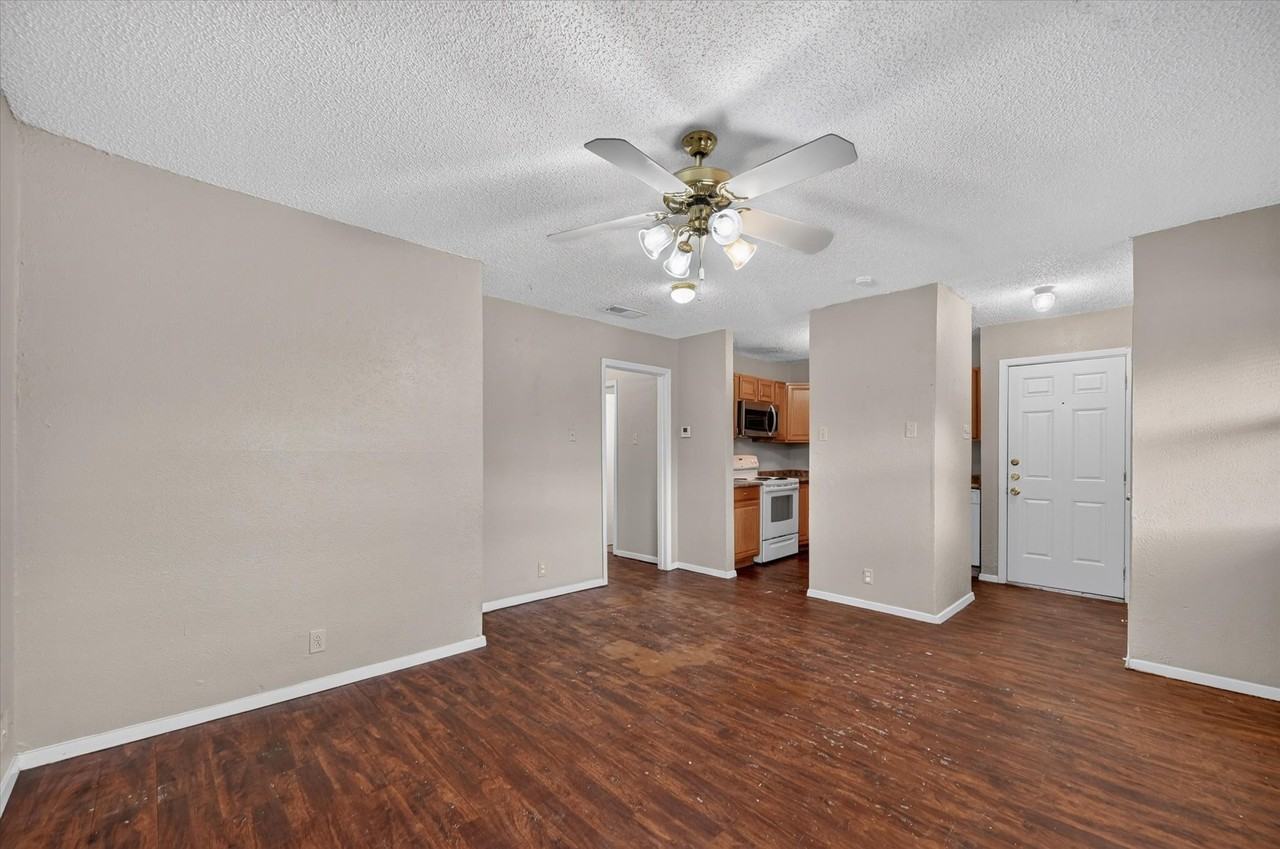 305 Cliff Dr - Photo 3 of 20