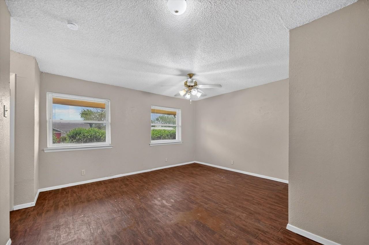 305 Cliff Dr - Photo 4 of 20