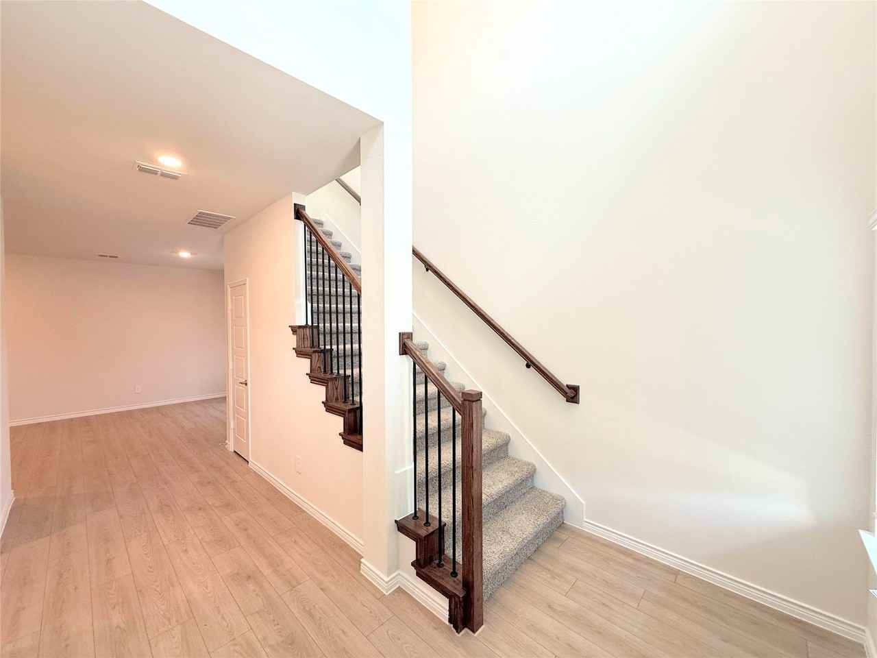 10316 Crusoe St - Photo 5 of 39