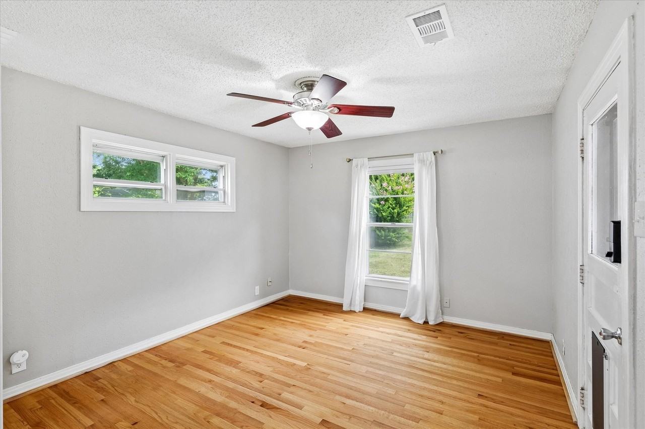 4708 Calmont Ave - Photo 4 of 25