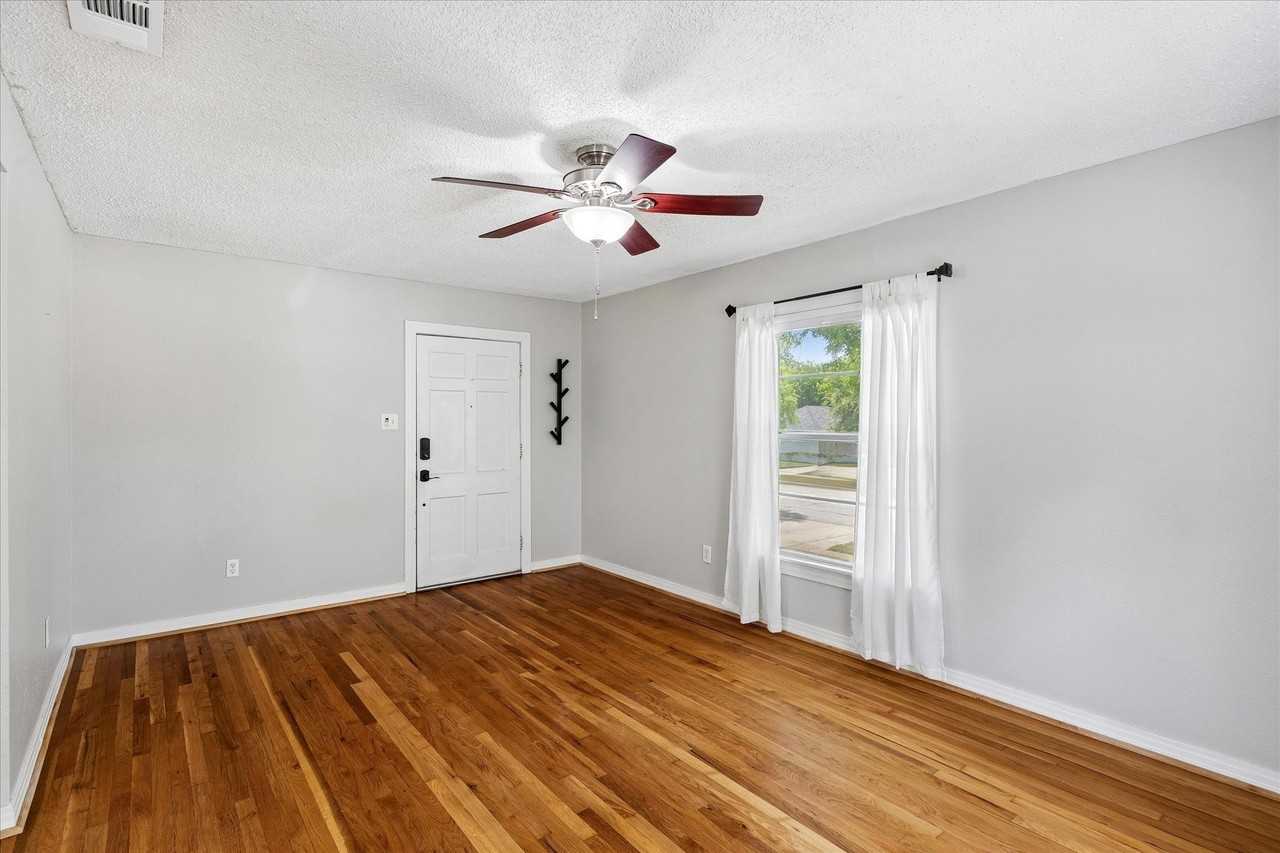 4708 Calmont Ave - Photo 6 of 25
