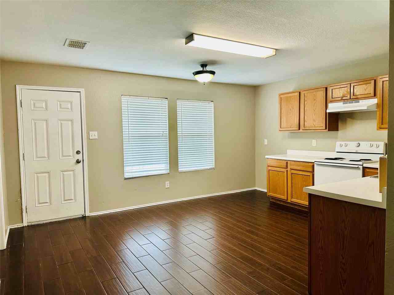8021 Stowe Springs Ln - Photo 4 of 12