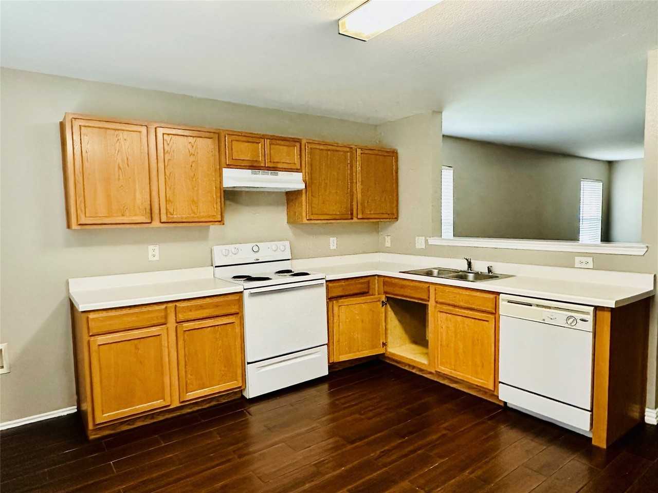 8021 Stowe Springs Ln - Photo 5 of 12