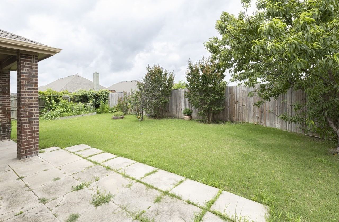 601 Ivy Ln - Photo 3 of 25