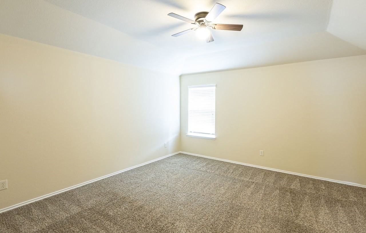 601 Ivy Ln - Photo 5 of 25