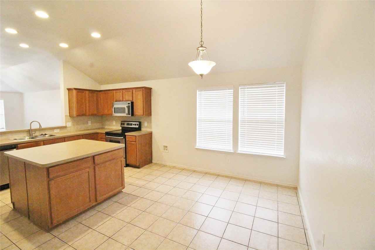 3256 Fluvia - Photo 5 of 28