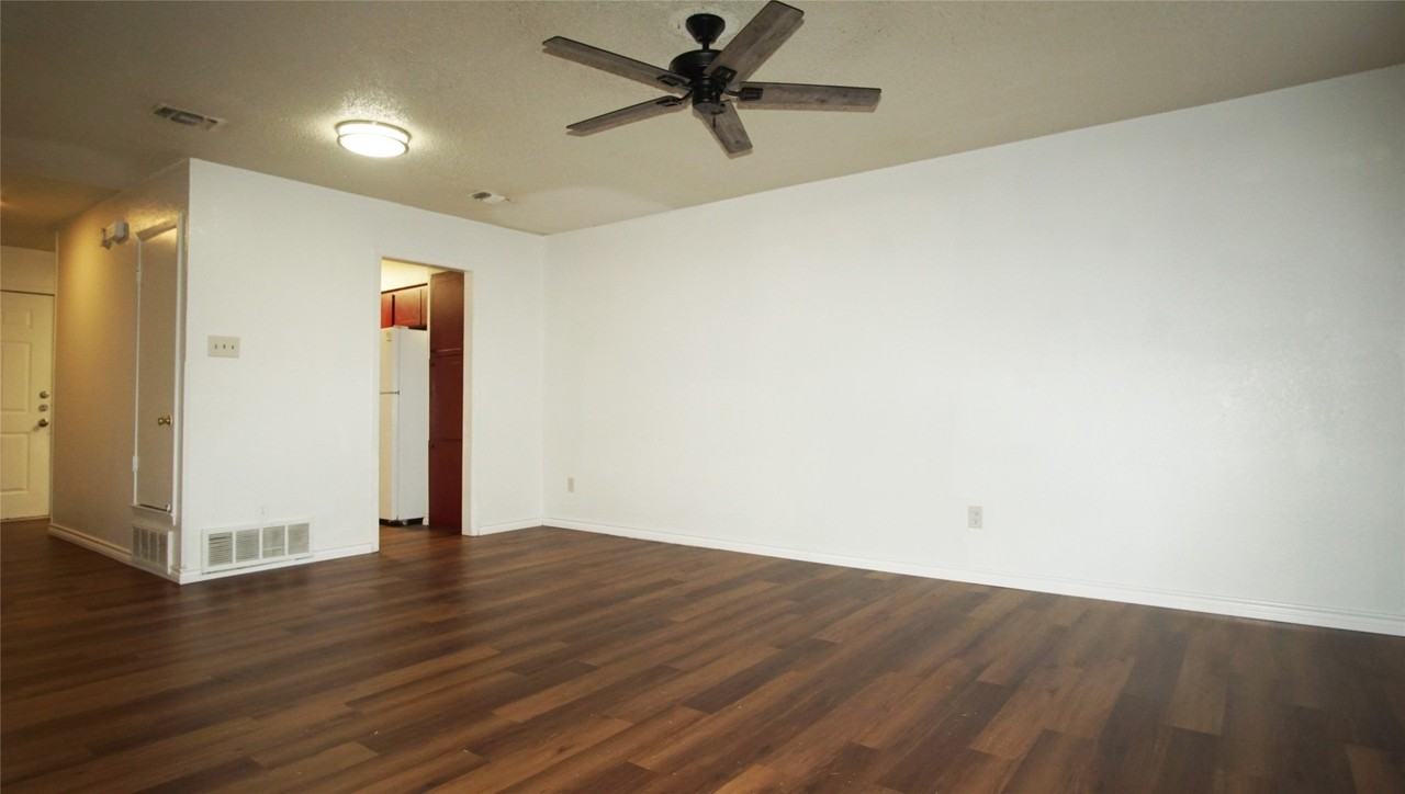 1008 Southmoor Dr #1012 - Photo 2 of 7