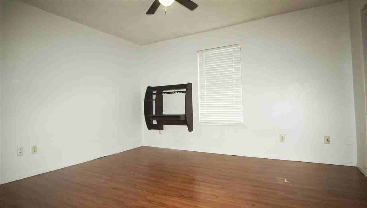 1008 Southmoor Dr #1012 - Photo 5 of 7