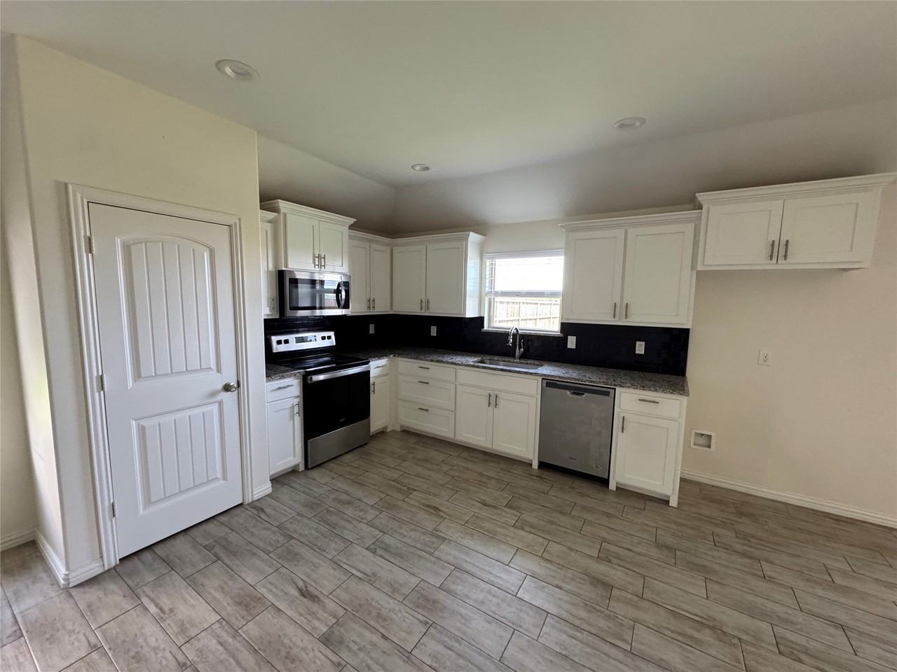 3409 Sandstone Dr - Photo 4 of 11