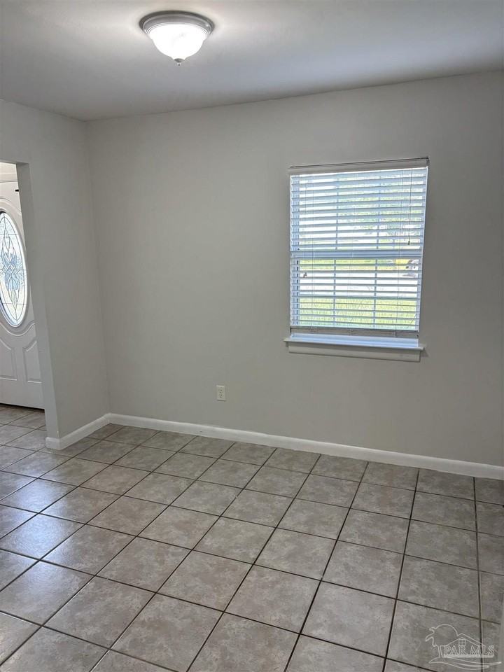 8410 Williamsburg Cir - Photo 3 of 21