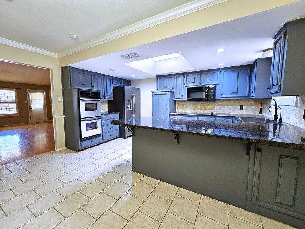 3531 Hyde Park Ave - Photo 3 of 18