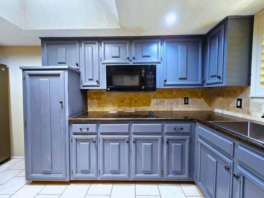 3531 Hyde Park Ave - Photo 4 of 18