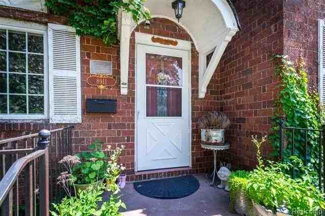 8911 Manor Ave - Photo 4 of 36
