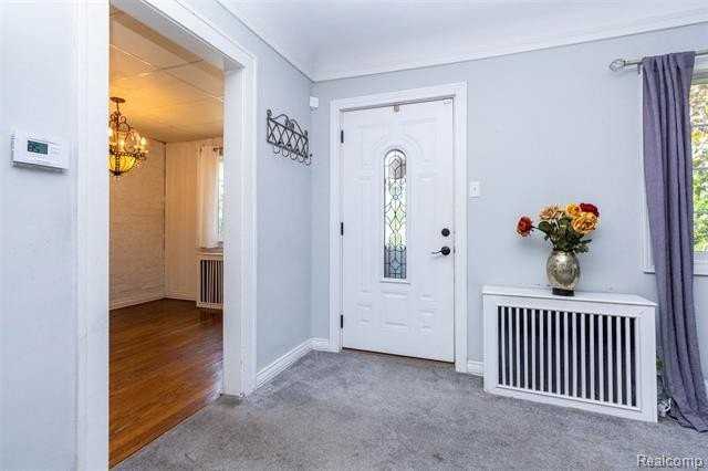 8911 Manor Ave - Photo 5 of 36