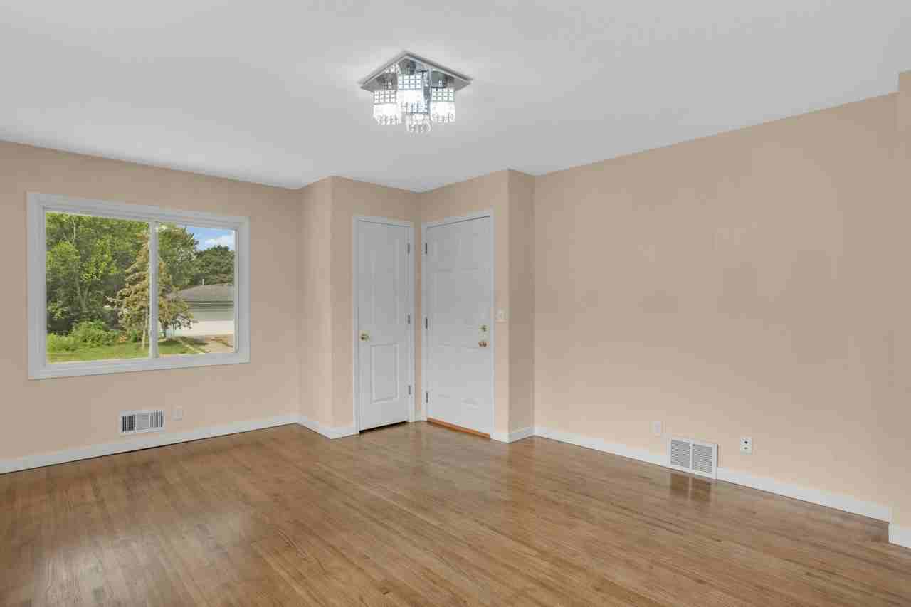 4949 Jackson St Ne - Photo 4 of 28