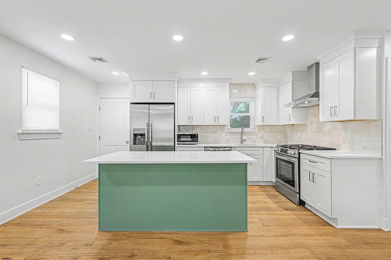 1030 Neumark Ave - Photo 2 of 29