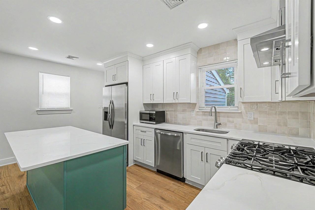 1030 Neumark Ave - Photo 3 of 29
