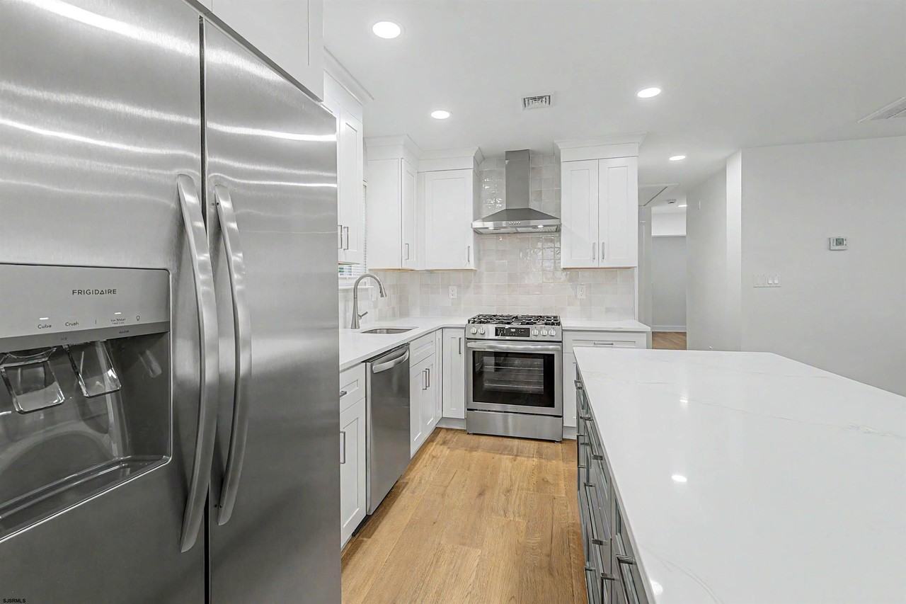 1030 Neumark Ave - Photo 4 of 29