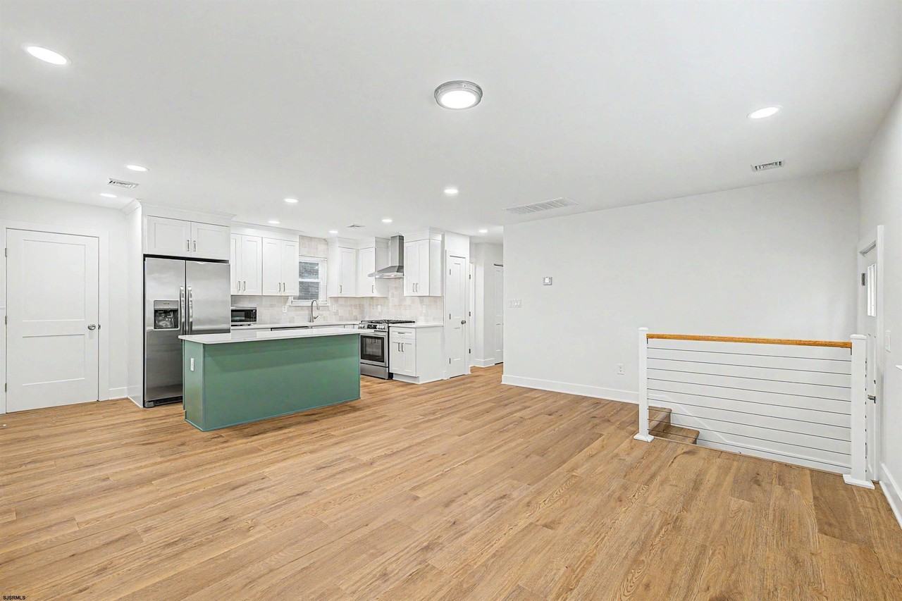 1030 Neumark Ave - Photo 5 of 29