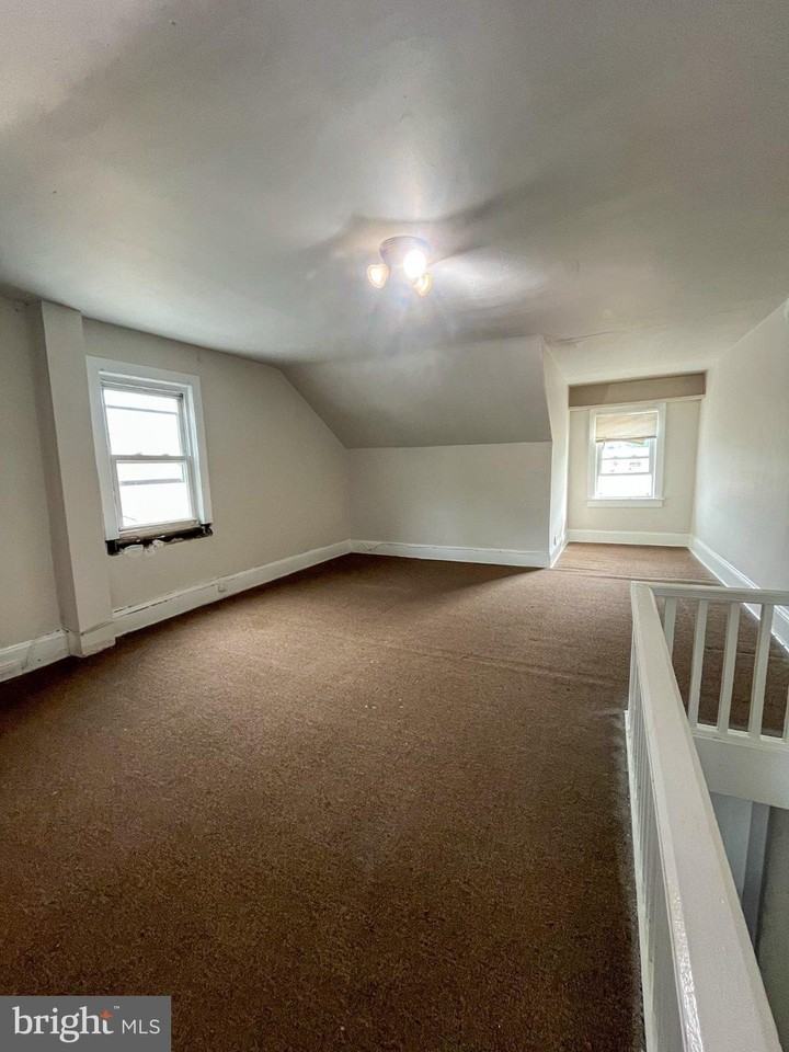 221 Woodlawn Ave - Photo 2 of 12