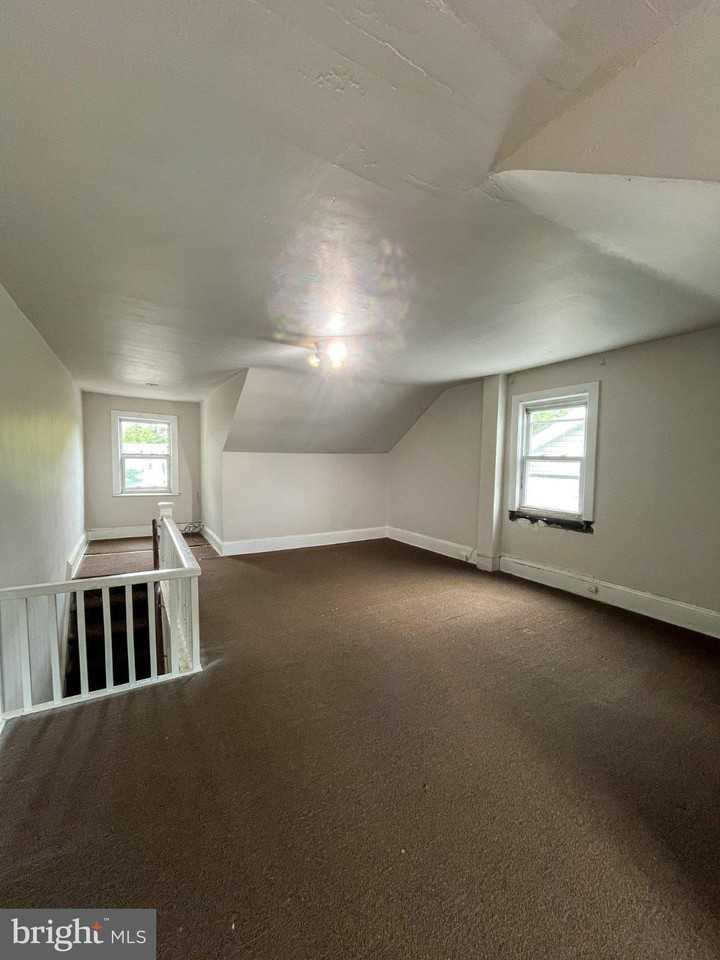 221 Woodlawn Ave - Photo 3 of 12