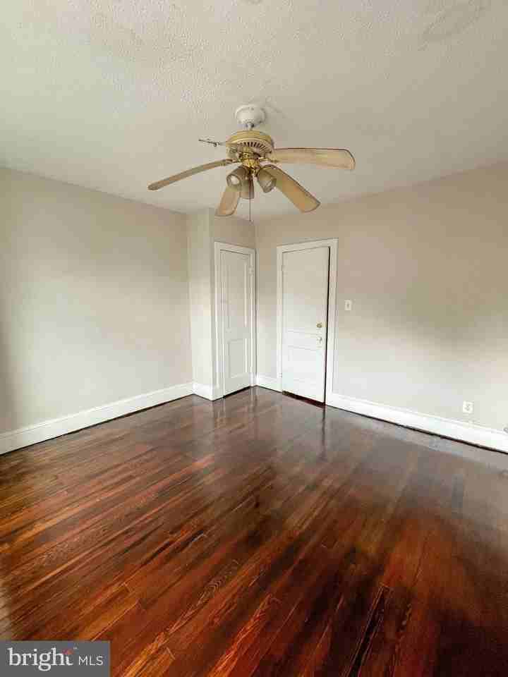 221 Woodlawn Ave - Photo 4 of 12