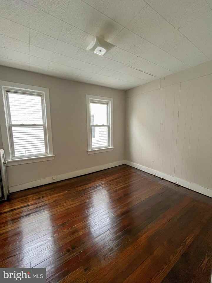 221 Woodlawn Ave - Photo 5 of 12