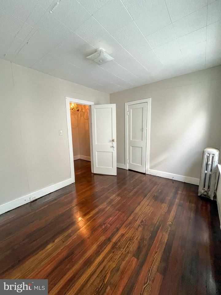 221 Woodlawn Ave - Photo 6 of 12