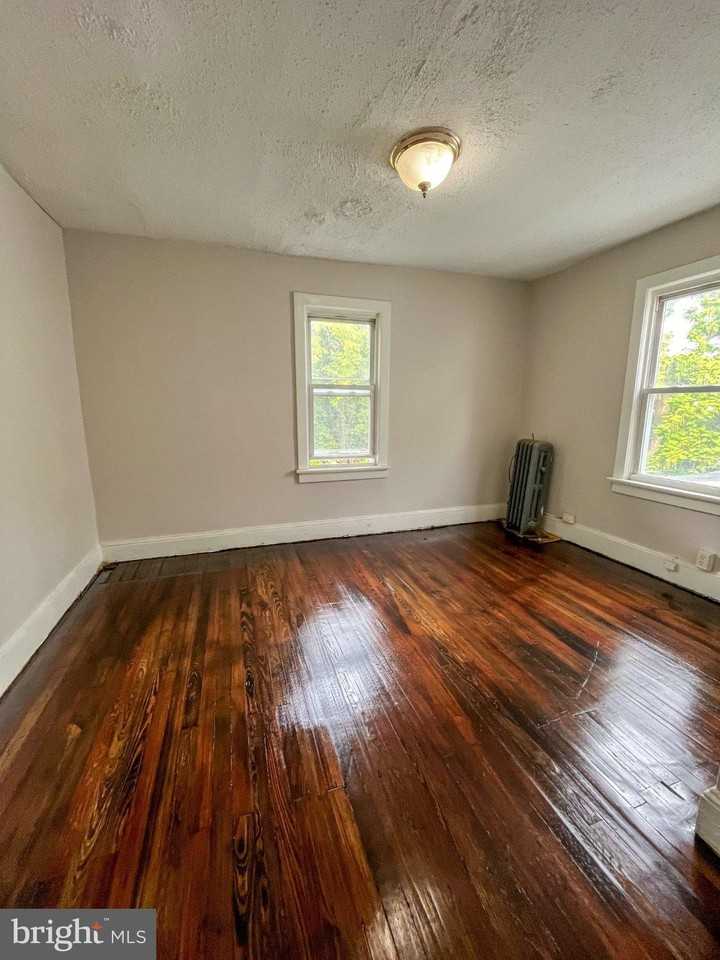 221 Woodlawn Ave - Photo 7 of 12