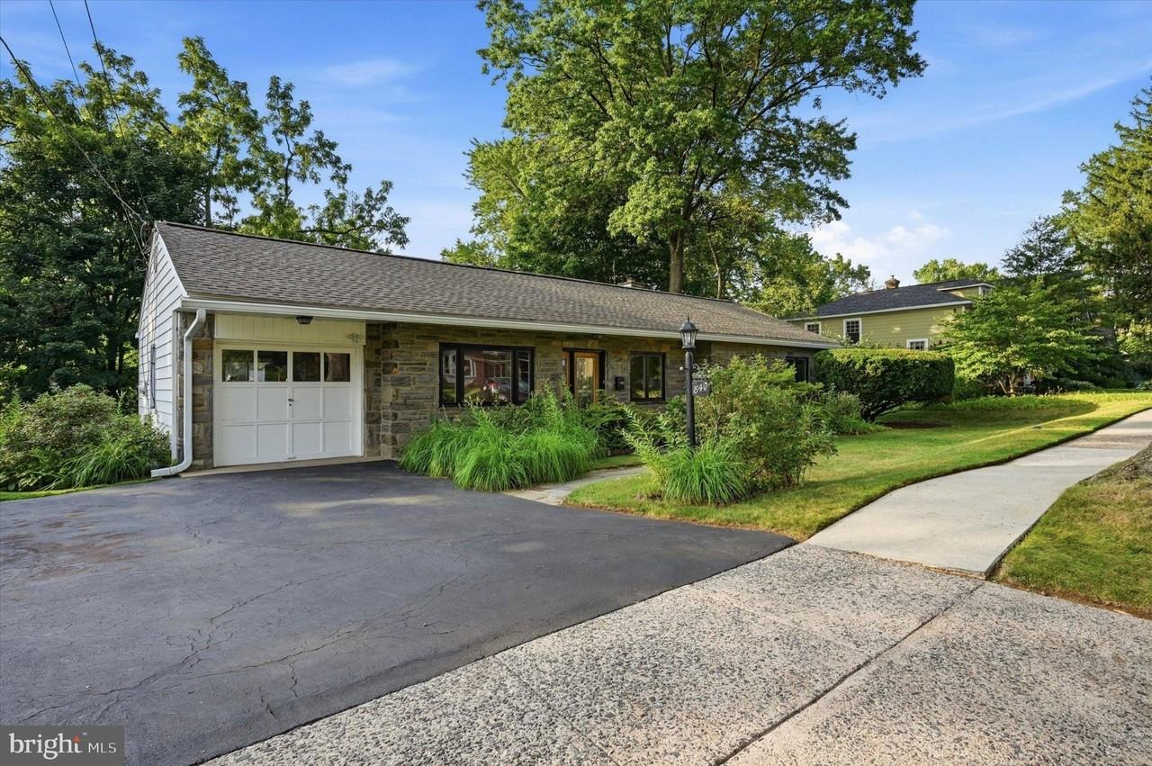 840 Delmont Dr - Photo 2 of 25