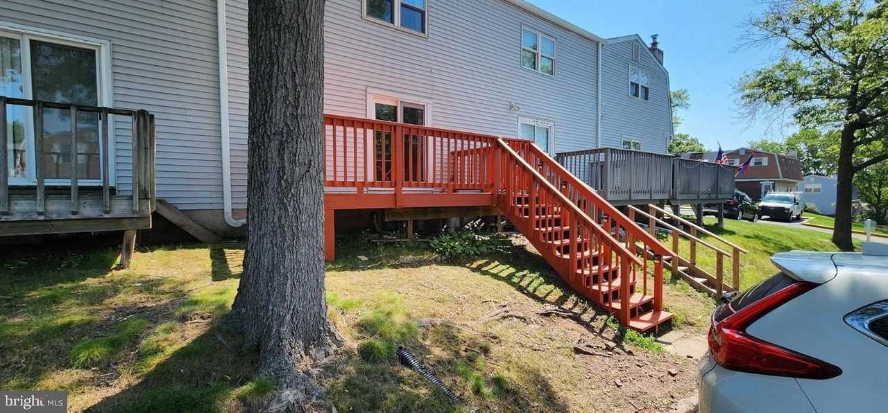 525 Village Ln - Photo 2 of 15