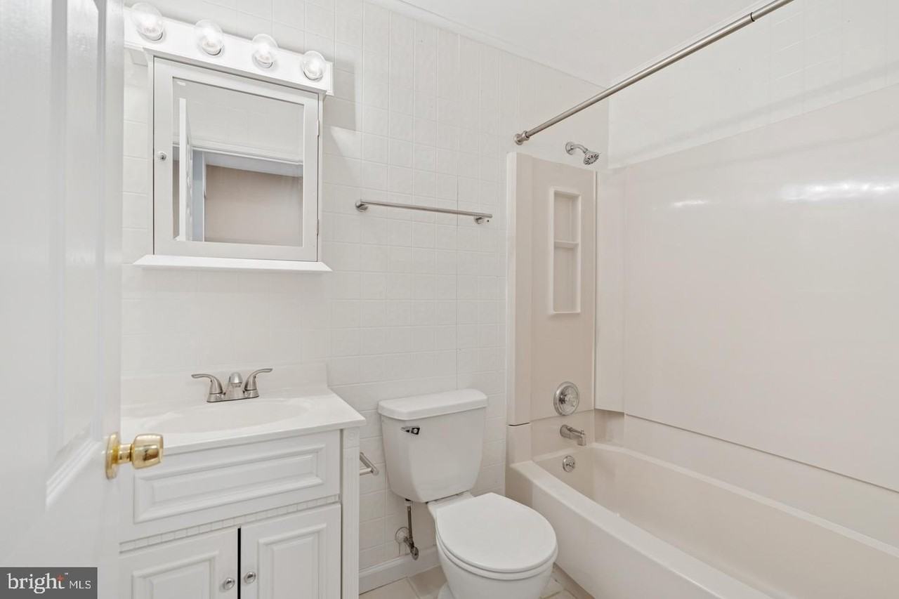 525 Village Ln - Photo 4 of 15