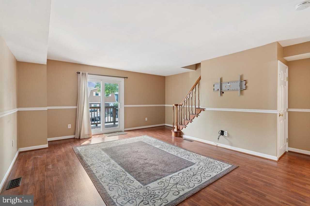 525 Village Ln - Photo 5 of 15