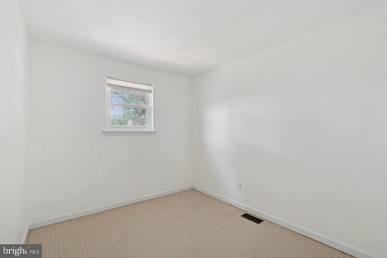 525 Village Ln - Photo 6 of 15