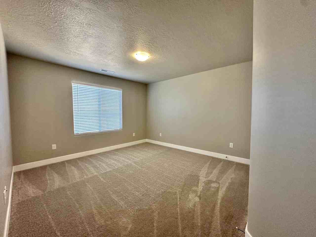 467 W 405 N - Photo 4 of 12