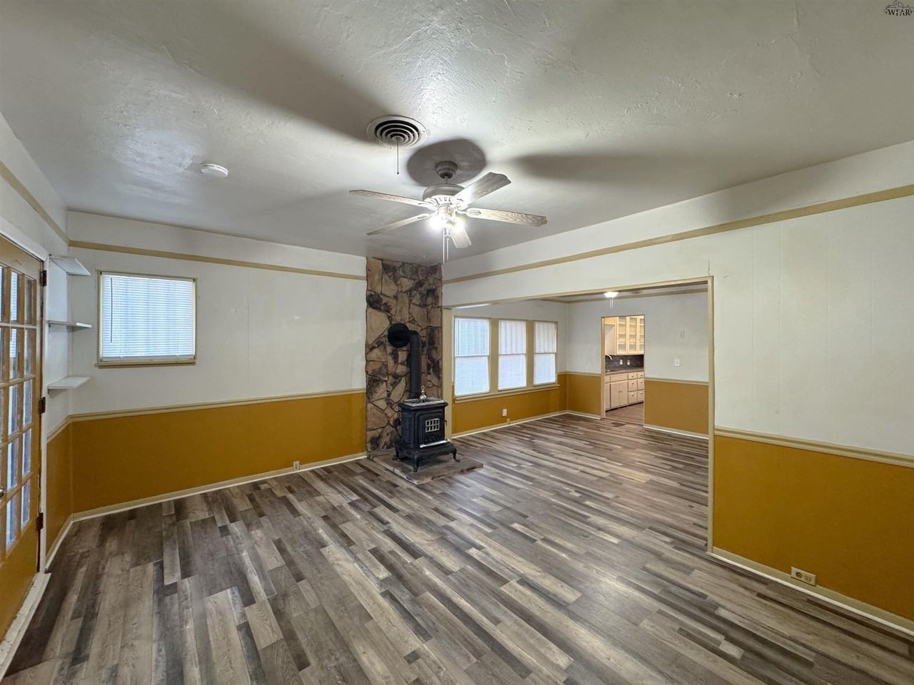 3205 10th St - Photo 2 of 16