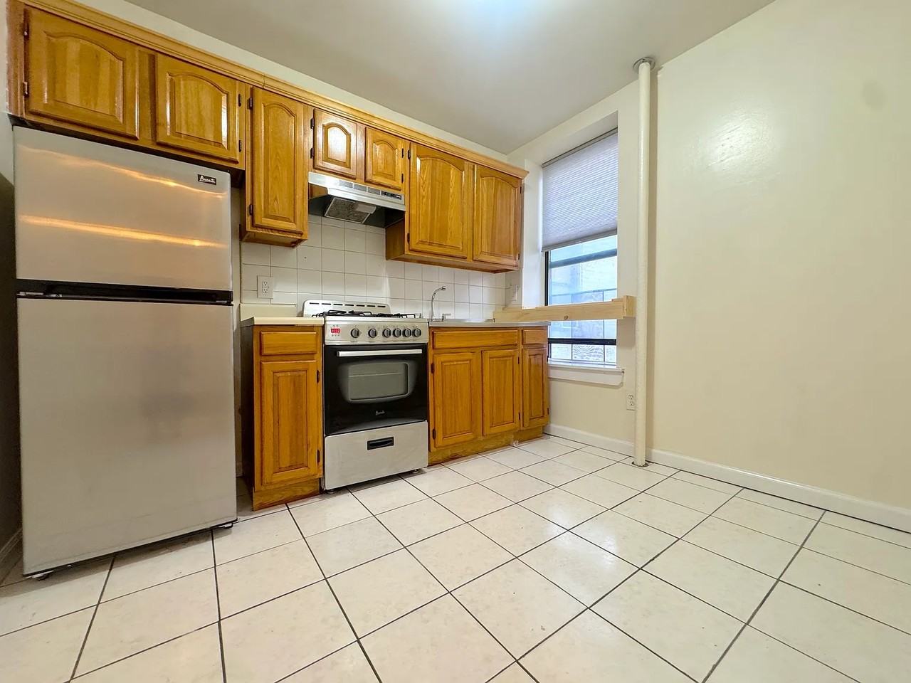 252 S 4th St - Photo 3 of 5