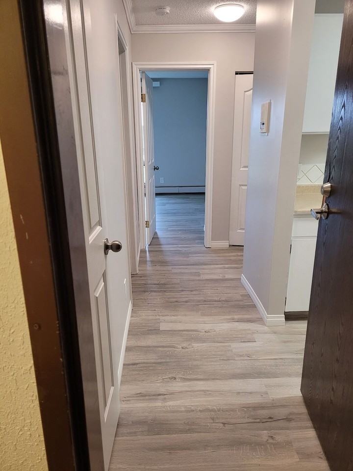 333 43 Avenue West - Photo 3 of 7