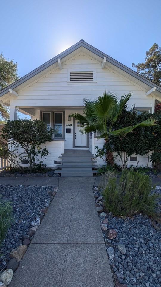 405 N Cloverdale Blvd - Photo 2 of 32