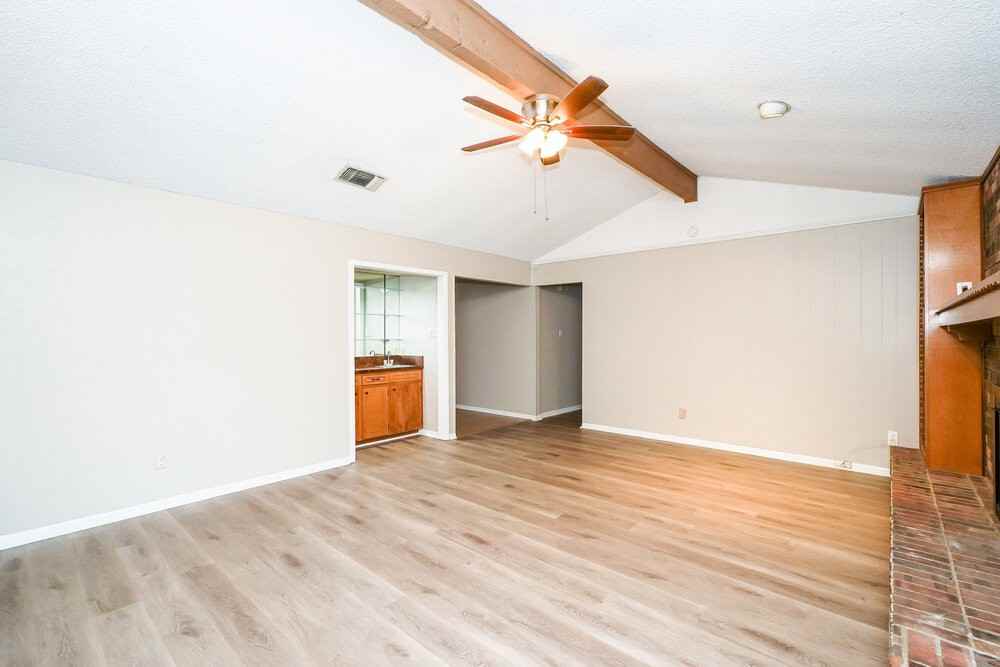 517 Daniels Dr - Photo 3 of 16