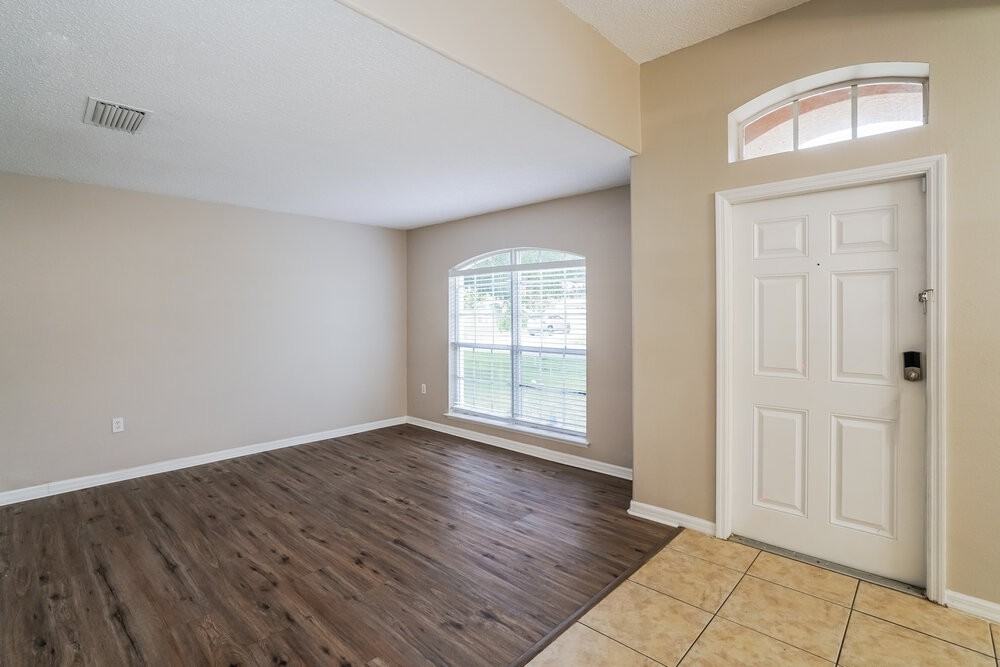 903 Bonneville Ln - Photo 4 of 16