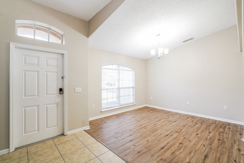 903 Bonneville Ln - Photo 5 of 16
