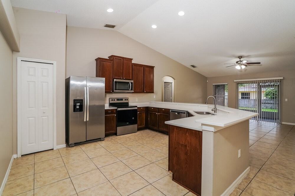 903 Bonneville Ln - Photo 7 of 16