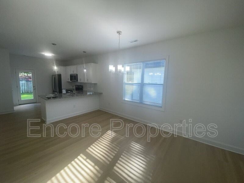 619 Washington St - Photo 4 of 10