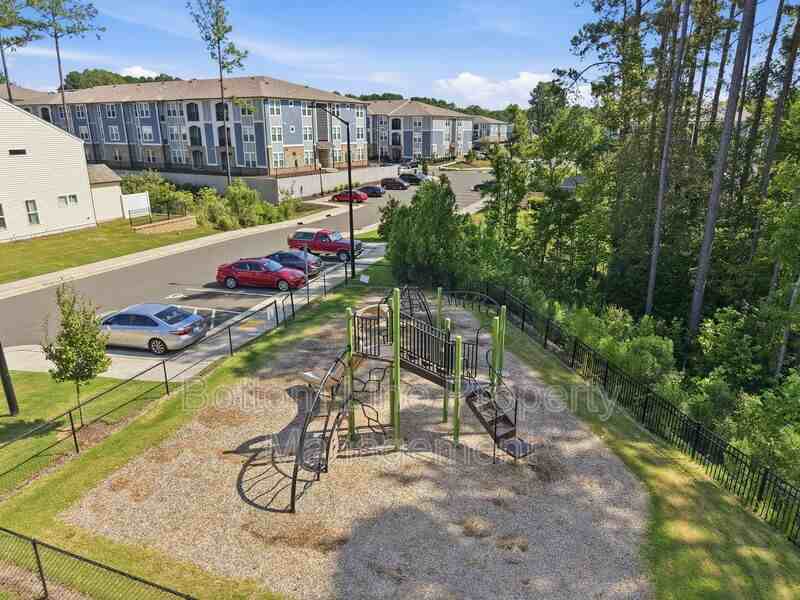 1615 Glacier Dr - Photo 3 of 50