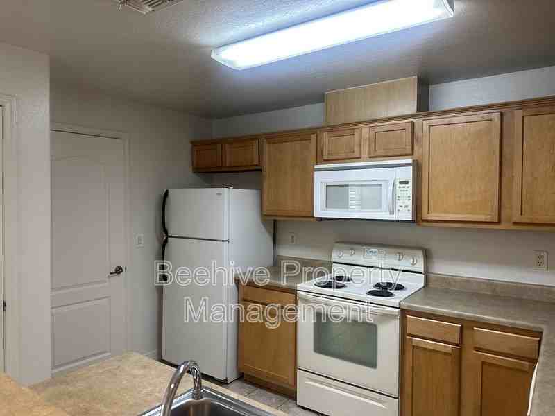 1937 S 80th St - Photo 5 of 8