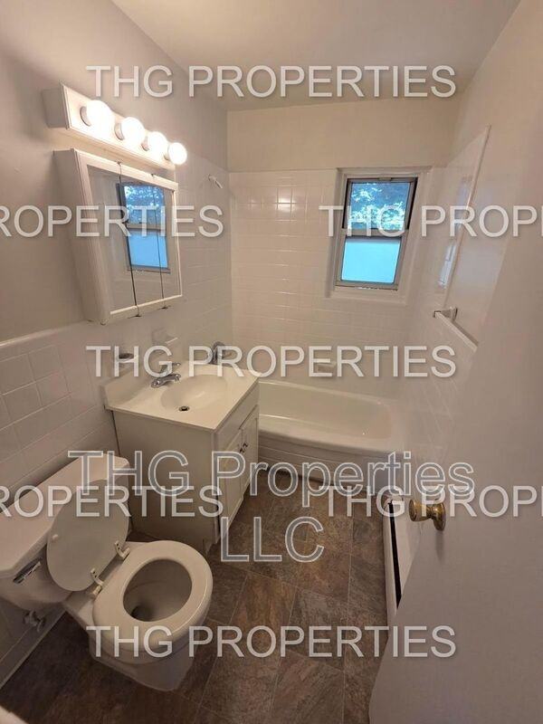27 Green St - Photo 3 of 4