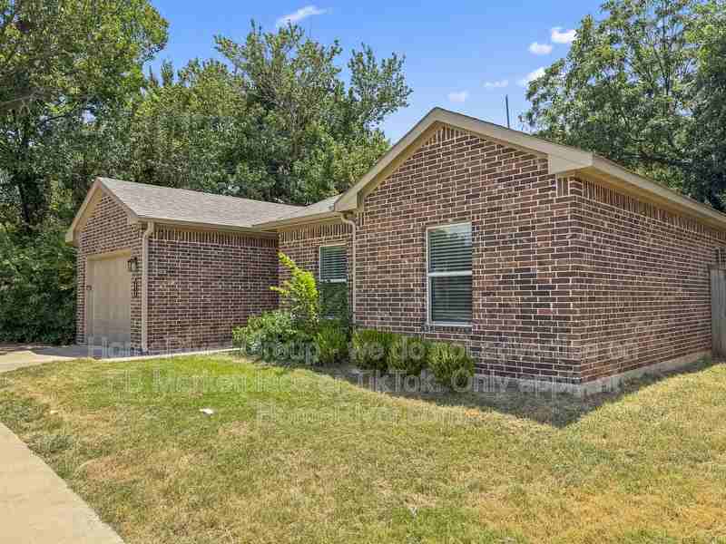 2024 E Lamar St - Photo 2 of 23