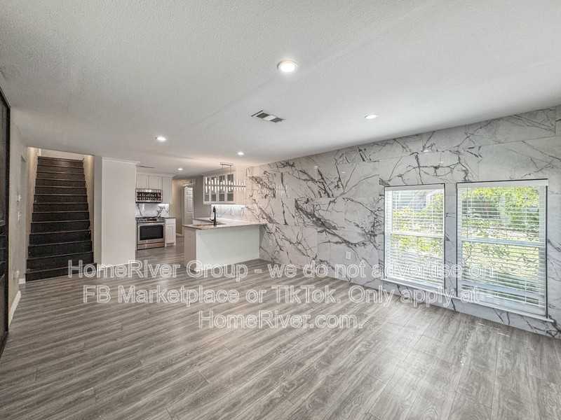 1124 E 11th St - Photo 4 of 25